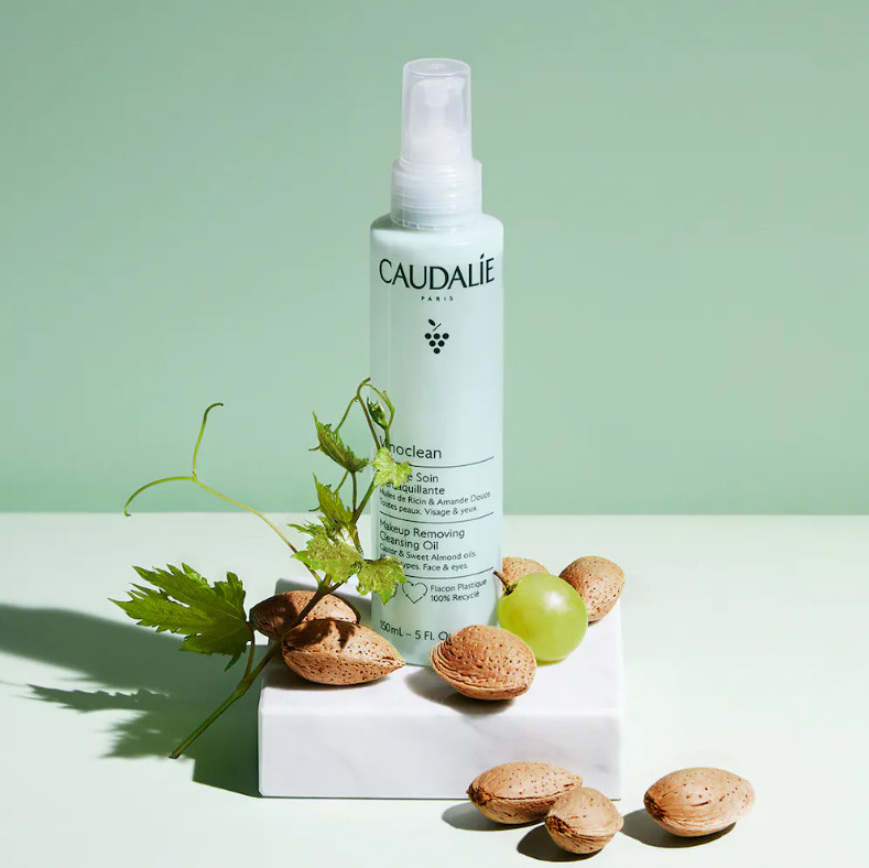 Tipo de piel : Todo tipo de pieles Necesita : Desmaquillado & Limpieza Ingredientes clave : Aceite de pepitas de uva, Aceite de almendra dulce, Aceite de ricino Textura : Aceite lácteo Use : Mañana y tarde, todos los días ¿Qué es? El Aceite Tratante Desmaquillante es una mezcla de aceites vegetales nutritivos de origen 100% natural. Eficaz con todo tipo de maquillajes, incluso waterproof, su fórmula clean y vegana desmaquilla el rostro, los ojos y los labios con suavidad.