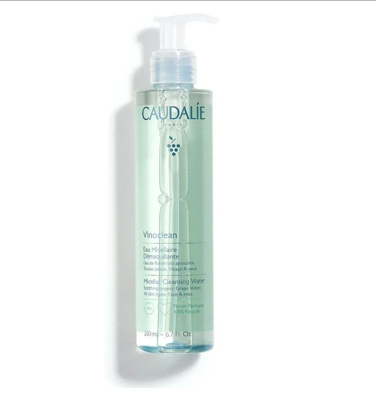 CAUDALIE Agua Micelar Desmaquillante Vinoclean Tipo de piel : Todo tipo de pieles Necesita : Desmaquillado & Limpieza Ingredientes clave : Camomila, Agua de uva bio Textura : Agua Use : Mañana y noche, utilizando un algodón ¿Qué es? El Agua Micelar Desmaquillante limpia y desmaquilla el rostro y los ojos en un solo gesto, respetando el equilibrio natural de la piel. Formulada con agua de uva bio, hidrata y calma la piel, dejándola nítida, suave y confortable.