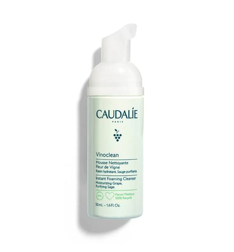 CAUDALIE Espuma Limpiadora Vinoclean Tipo de piel : Todo tipo de pieles Necesita : Desmaquillado & Limpieza Ingredientes clave : Salvia, Camomila, Uvas Textura : Espuma Use : Día y noche ¿Qué es? Producto emblemático de la línea Vinoclean, la Espuma Limpiadora es una loción cristalina que se transforma en una espuma generosa y ligera para ofrecer a la piel confort y suavidad.