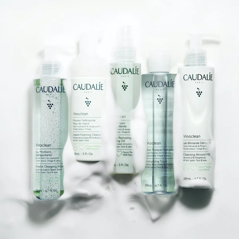 CAUDALIE Espuma Limpiadora Vinoclean  Tipo de piel : Todo tipo de pieles Necesita : Desmaquillado & Limpieza Ingredientes clave : Salvia, Camomila, Uvas Textura : Espuma Use : Día y noche ¿Qué es? Producto emblemático de la línea Vinoclean, la Espuma Limpiadora es una loción cristalina que se transforma en una espuma generosa y ligera para ofrecer a la piel confort y suavidad.