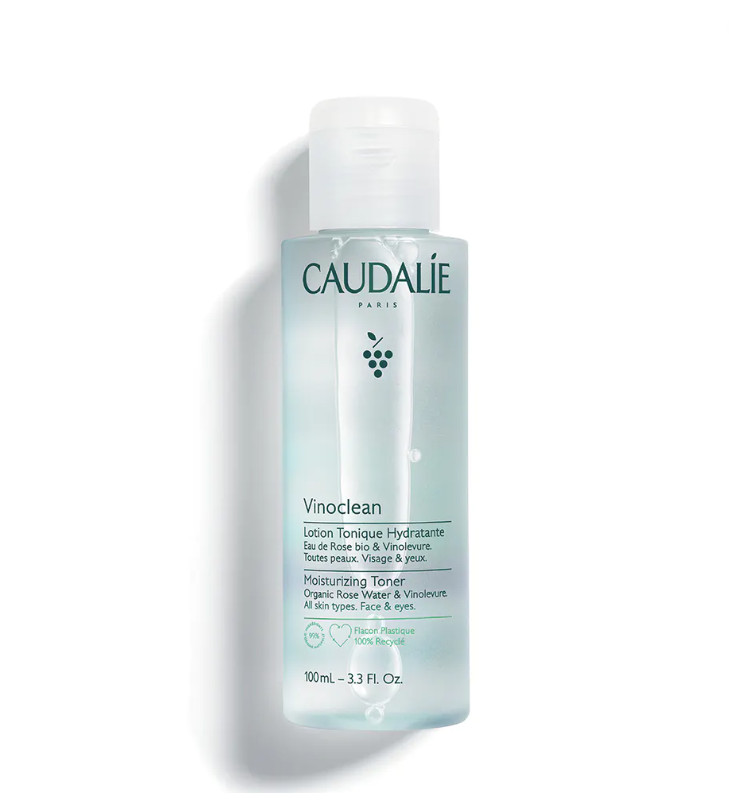 CAUDALIE Loción Tónica Hidratante Vinoclean Tipo de piel : Todo tipo de pieles Necesita : Desmaquillado & Limpieza Ingredientes clave : Hidrolato de Rosa Biológica, Vinolevure Textura : Agua Use : Mañana y noche, utilizando un algodón ¿Qué es? Etapa indispensable para un desmaquillado perfecto, la Loción Tónica Hidratante elimina las últimas impurezas y restos de maquillaje, a la vez que tonifica la piel. La Vinolevure calmante e hidratante asociada al agua de rosa bio matificante dejan la piel fresca, nítida, confortable y preparada para beneficiarse al máximo de los tratamientos.