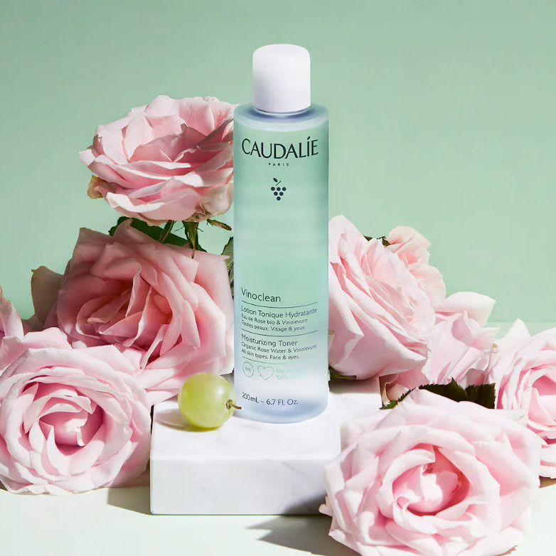 CAUDALIE Loción Tónica Hidratante Vinoclean  Tipo de piel : Todo tipo de pieles Necesita : Desmaquillado & Limpieza Ingredientes clave : Hidrolato de Rosa Biológica, Vinolevure Textura : Agua Use : Mañana y noche, utilizando un algodón ¿Qué es? Etapa indispensable para un desmaquillado perfecto, la Loción Tónica Hidratante elimina las últimas impurezas y restos de maquillaje, a la vez que tonifica la piel. La Vinolevure calmante e hidratante asociada al agua de rosa bio matificante dejan la piel fresca, nítida, confortable y preparada para beneficiarse al máximo de los tratamientos.