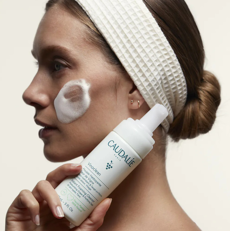 CAUDALIE Dúo Espuma Limpiadora Vinoclean  Tipo de piel : Todo tipo de pieles Necesita : Desmaquillado & Limpieza Ingredientes clave : Salvia, Camomila, Uvas Textura : Espuma Use : Día y noche ¿Qué es? Producto emblemático de la línea Vinoclean, la Espuma Limpiadora es una loción cristalina que se transforma en una espuma generosa y ligera para ofrecer a la piel confort y suavidad.