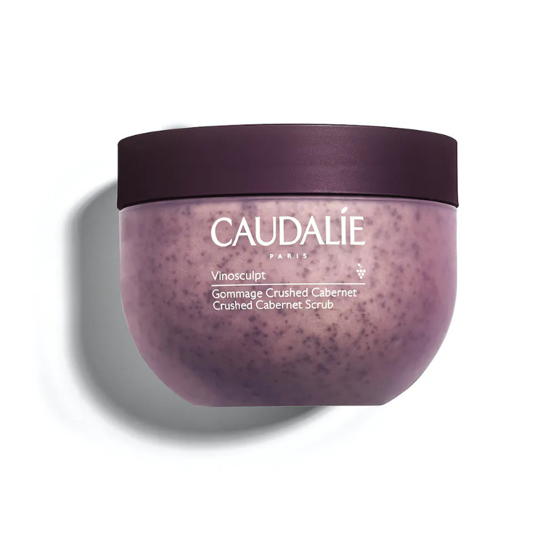 CAUDALIE Exfoliante Crushed Cabernet Vinosculpt Tipo de piel : Cuerpo Necesita : Esbeltez Ingredientes clave : Aceite de pepitas de uva, Miel Textura : Exfoliante con gránulos Use : dos veces a la semana ¿Qué es? Tratamiento emblemático del Spa Vinothérapie™, el Exfoliante Crushed Cabernet Vinosculpt elimina con suavidad las células muertas, reduce las irregularidades de la piel y la nutre, produciendo un efecto "piel nueva" inmediato. La piel queda lisa, suave, preparada para recibir los demás tratamientos del Programa Firmeza.