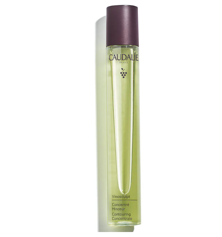 CAUDALIE Concentrado Esbeltez Vinosculpt Tipo de piel : Cuerpo Necesita : Firmeza Ingredientes clave : Aceite de pepitas de uva, 6 aceites esenciales purificantes Textura : Aceite seco Use : Por la noche, solo o después de la crema ¿Qué es? El Concentrado Esbeltez Vinosculpt es un aceite corporal remodelador que tonifica y alisa el abdomen, los muslos, las caderas y los glúteos para afinar y embellecer la silueta. Activa el drenaje, ayuda a eliminar el agua y las toxinas y a reducir el aspecto de piel de naranja de la celulitis.
