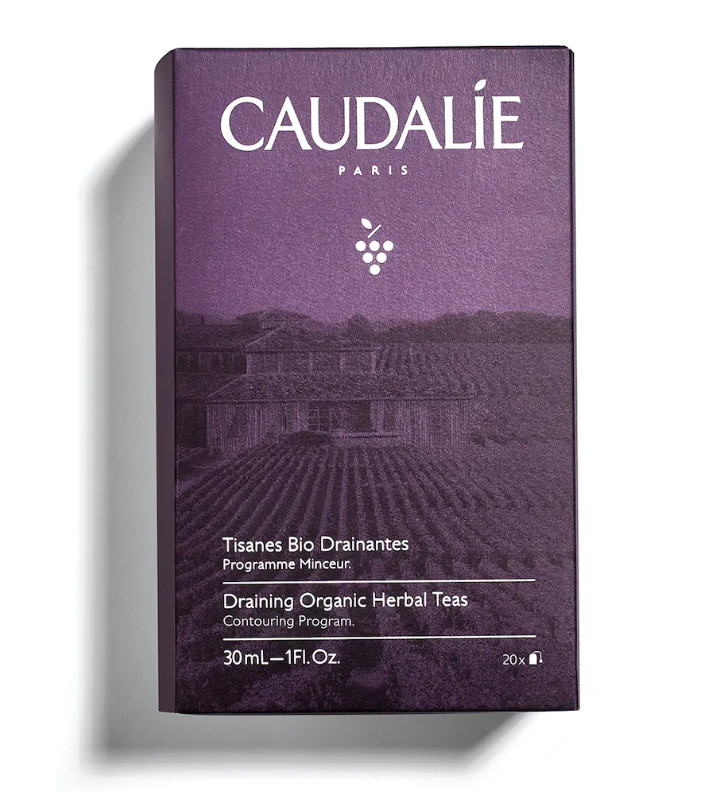 CAUDALIE Tisanas Bio Drenantes Vinosculpt Tipo de piel : Cuerpo Necesita : Drenante Ingredientes clave : Mezcla de 5 plantas bio Textura : Tisana Use : Día y noche ¿Qué es? Las Tisanas Drenantes Biológicas son una exquisita mezcla drenante y relajante de cinco plantas biológicas: vid roja, corteza de naranja, arándano, grosella negra y canela. Creadas en exclusiva para la sala de té del Spa Vinothérapie™, ayudan a drenar las toxinas y a combatir la retención de agua para afinar la silueta.