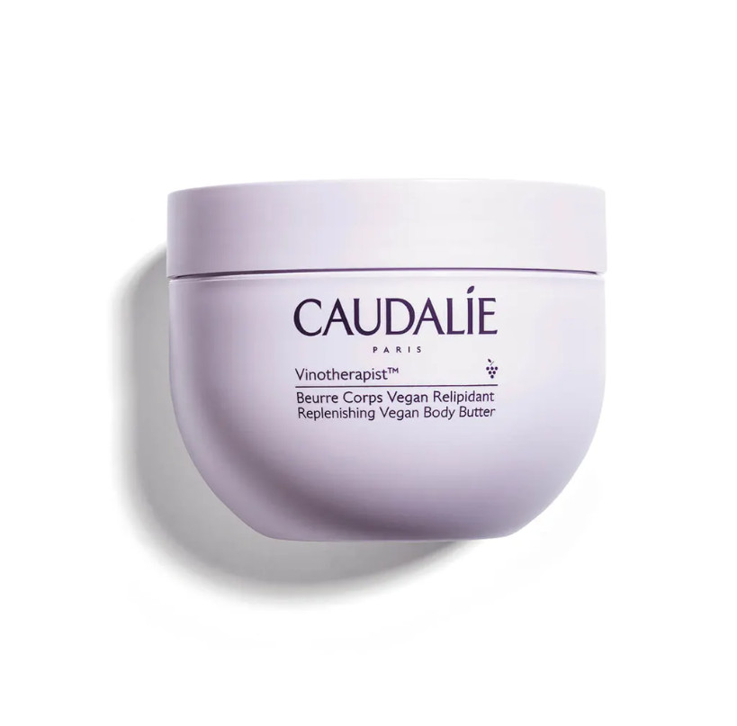CAUDALIE Manteca Corporal Vegana Relipidante Vinotherapist™ Tipo de piel : Pieles secas o muy secas Necesita : Pieles secas o muy secas Ingredientes clave : Aceite de pepitas de uva, Manteca de karité ecológica, Aceite de dátiles del desierto Textura : Bálsamo Use : Mañana y tarde, todos los días ¿Qué es? La Manteca Corporal Vegana Relipidante Vinotherapist™, antipicor y 100 % confort, nutre intensamente durante 24 horas y repara las pieles secas con tendencia atópica para un confort cutáneo duradero. Su textura rica y sedosa, enriquecida con lípidos vegetales, alivia la sensación de picor y tirantez para aportar suavidad y flexibilidad a las pieles más sensibles.