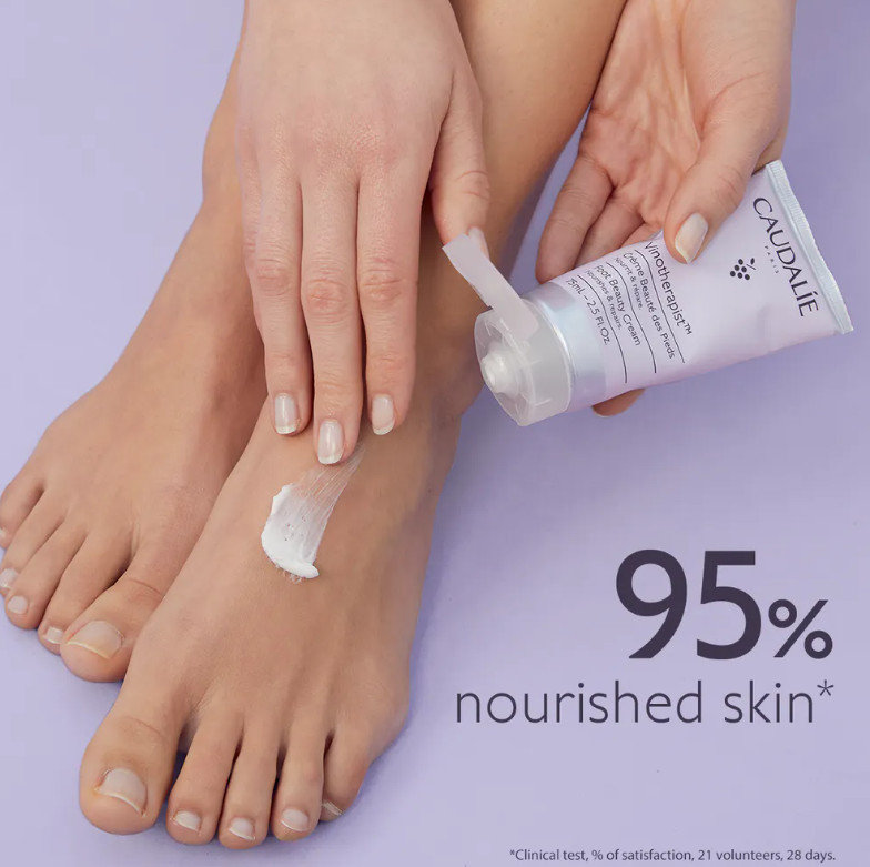 CAUDALIE Crema Belleza de los Pies Vinotherapist™ Tipo de piel : Pieles secas o muy secas Necesita : Pieles secas o muy secas Ingredientes clave : Aceite de pepitas de uva, Manteca de karité ecológica, Extracto de vid roja Textura : Crema rica Use : Mañana y tarde, todos los días ¿Qué es? La Crema de Pies Vinotherapist™ nutre y repara los pies secos e incluso agrietados. Reduce la sensación de tirantez y las asperezas para conseguir una piel más suave y flexible.
