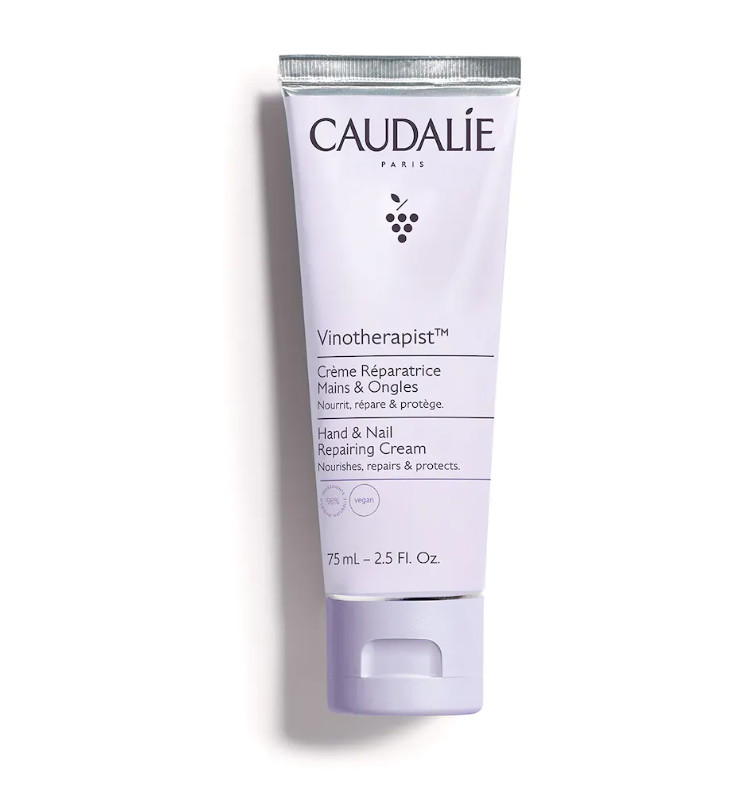 CAUDALIE Crema Reparadora para Manos y Uñas Vinotherapist™ Tipo de piel : Piel seca Necesita : Pieles secas o muy secas Ingredientes clave : Aceite de pepitas de uva, Manteca de karité ecológica, Polifenoles Textura : Crema Use : Tan a menudo como sea necesario ¿Qué es? La Crema Reparadora de Manos y Uñas Vinotherapist™ nutre y repara las manos secas sin efecto graso, a la vez que las protege de la deshidratación y de las agresiones externas. Alivia la sensación de tirantez, suaviza la piel y fortalece las uñas y las cutículas.