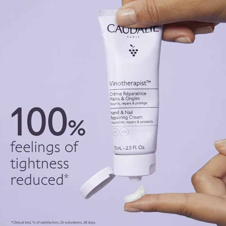 CAUDALIE Crema Reparadora para Manos y Uñas Vinotherapist™ Tipo de piel : Piel seca Necesita : Pieles secas o muy secas Ingredientes clave : Aceite de pepitas de uva, Manteca de karité ecológica, Polifenoles Textura : Crema Use : Tan a menudo como sea necesario ¿Qué es? La Crema Reparadora de Manos y Uñas Vinotherapist™ nutre y repara las manos secas sin efecto graso, a la vez que las protege de la deshidratación y de las agresiones externas. Alivia la sensación de tirantez, suaviza la piel y fortalece las uñas y las cutículas.