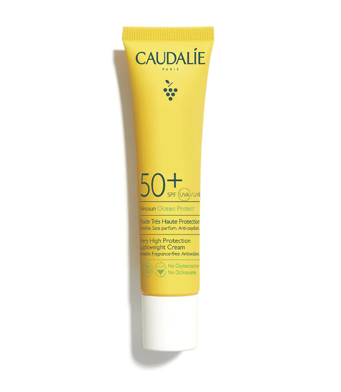 CAUDALIE Fluido de Muy Alta Protección SPF50+ Vinosun Protect Tipo de piel : Todo tipo de pieles Necesita : Protector solar Ingredientes clave : Pícea, Polifenoles, Vitamina E Textura : Fluido Use : Por la mañana, a diario ¿Qué es? Caudalie presenta el primer producto de su revolución solar. Nuestro Fluido de Muy Alta Protección SPF50+ Vinosun Protect protege eficazmente el rostro y el cuello de los rayos UVA/UVB al tiempo que ofrece una acción antioxidante para las pieles más sensibles. Gracias a su textura invisible, ultraligera y sin perfume, protegerá tu piel de manera "clean" e invisible todos los días.