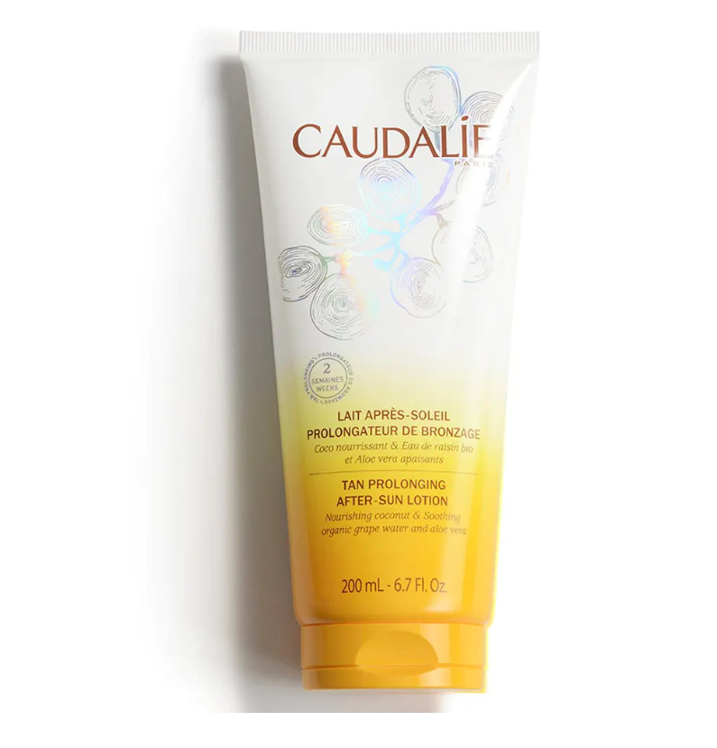 CAUDALIE LOCIÓN AFTER-SUN PROLONGADORA DEL BRONCEADO 200ML DESCRIPCIÓN NUEVO Enriquecida con aceite de coco nutritivo, agua de uva calmante y extracto de aloe vera hidratante, la Loción After-Sun Prolongadora del Bronceado repara y calma la piel del rostro y del cuerpo después de cada exposición al sol. El bronceado es más luminoso y duradero. Su textura aterciopelada no pegajosa penetra fácilmente y proporciona una sensación inmediata de frescor y suavidad. Su fragancia cálida con notas de agua de coco y de monoi deja la piel delicadamente perfumada.
