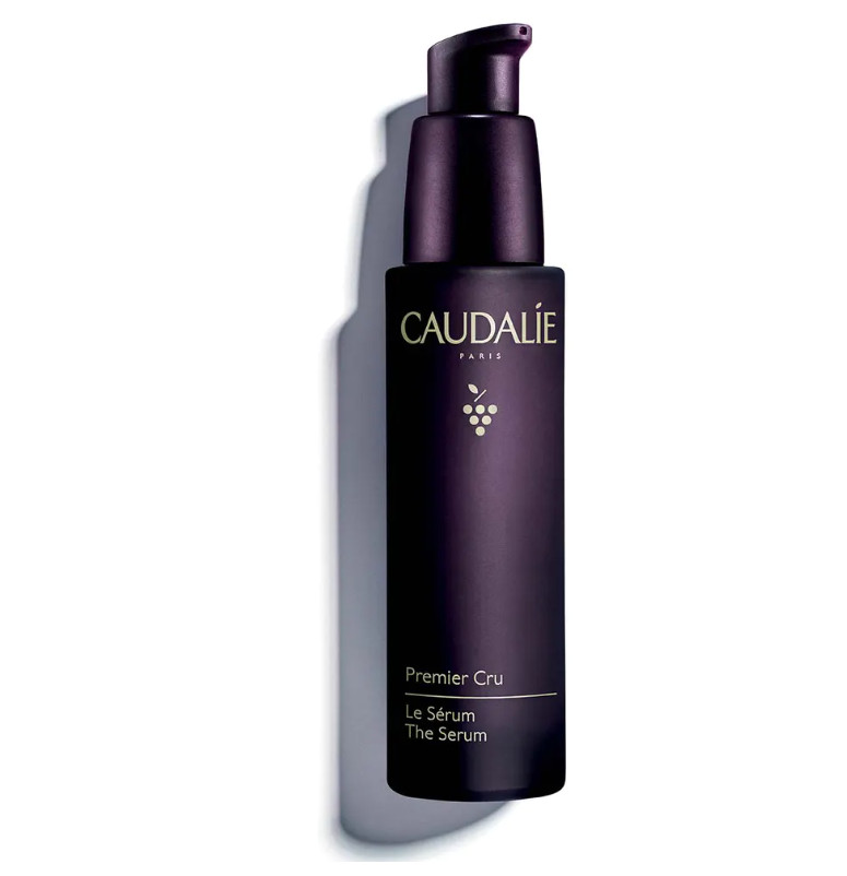CAUDALIE El Sérum Premier Cru Tipo de piel : Todo tipo de pieles Necesita : Antiedad Global Ingredientes clave : Ácido hialurónico, Viniferina, TET8™ Patented Technology (Caudalie x Harvard Medical School) Textura : Sérum Use : Mañana y noche, antes de tu crema ¿Qué es? Gracias a su alta concentración en ácidos hialurónicos (peso molecular bajo y alto), el Sérum Premier Cru proporciona una hidratación inmediata e intensa a la piel. Este sérum está enriquecido con azúcares tensores que aportan un efecto inmediato visible al cabo de 3 minutos y que dura hasta 6 horas.