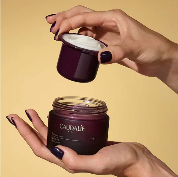 Tipo de piel : Todo tipo de pieles Necesita : Antiedad Global Ingredientes clave : Viniferina, TET8™ Patented Technology (Caudalie x Harvard Medical School) Textura : Crema Use : Por la manana y por la noche, despues del sérum ¿Qué es? Las recargas Premier Cru solo son compatibles con las nuevas cremas Premier Cru. Las recargas no se pueden volver a cerrar y son de un solo uso: están diseñadas para ser utilizadas únicamente con el envase recargable.  Caudalie se compromete a aliar belleza con eco-responsabilidad. Las cápsulas permiten recargar el tarro de La Crema Premier Cru muy fácilmente.  Tratamiento antiedad excepcional, La Crème Premier Cru se refuerza con la tecnología patentada TET8™ para corregir los 8 marcadores de la edad: Arrugas marcadas, líneas de expresión, firmeza, volumen, elasticidad, manchas, hidratación, luminosidad.