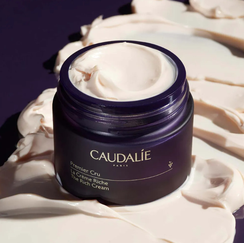CAUDALIE La Crema Riche Premier Cru  Tipo de piel : Piel seca Necesita : Antiedad Global Ingredientes clave : Ácido hialurónico, Viniferina, TET8™ Patented Technology (Caudalie x Harvard Medical School) Textura : Crema rica Use : Por la manana y por la noche, despues del sérum ¿Qué es? Tratamiento antiedad excepcional, La Crema Riche Premier Cru se refuerza con la tecnología patentada TET8™ para corregir los 8 marcadores de la edad: Arrugas marcadas, líneas de expresión, firmeza, volumen, elasticidad, manchas, hidratación, luminosidad. Su textura rica, enriquecida con bioceramidas relipidantes, proporciona confort e hidratación a las pieles más secas y sensibles. Disponible en formato con recarga.
