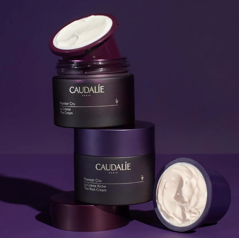 Tipo de piel : Todo tipo de pieles Necesita : Antiedad Global Ingredientes clave : Viniferina, TET8™ Patented Technology (Caudalie x Harvard Medical School) Textura : Crema Use : Por la manana y por la noche, despues del sérum ¿Qué es? Las recargas Premier Cru solo son compatibles con las nuevas cremas Premier Cru. Las recargas no se pueden volver a cerrar y son de un solo uso: están diseñadas para ser utilizadas únicamente con el envase recargable. Caudalie se compromete a aliar belleza con eco-responsabilidad. Las cápsulas permiten recargar el tarro de La Crema Premier Cru muy fácilmente. Tratamiento antiedad excepcional, La Crème Premier Cru se refuerza con la tecnología patentada TET8™ para corregir los 8 marcadores de la edad: Arrugas marcadas, líneas de expresión, firmeza, volumen, elasticidad, manchas, hidratación, luminosidad.