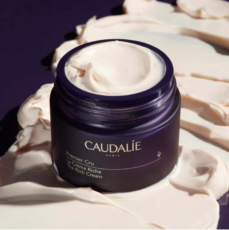Tipo de piel : Todo tipo de pieles Necesita : Antiedad Global Ingredientes clave : Bioceramidas, Viniferina, TET8™ Patented Technology (Caudalie x Harvard Medical School) Textura : Crema Use : Por la manana y por la noche, despues del sérum ¿Qué es? Las recargas Premier Cru solo son compatibles con las nuevas cremas Premier Cru. Las recargas no se pueden volver a cerrar y son de un solo uso: están diseñadas para ser utilizadas únicamente con el envase recargable. Caudalie se compromete a aliar belleza con eco-responsabilidad. Las cápsulas permiten recargar el tarro de La Crema Riche Premier Cru muy fácilmente. Tratamiento antiedad excepcional, La Crema Riche Premier Cru se refuerza con la tecnología patentada TET8™ para corregir los 8 marcadores de la edad: Arrugas marcadas, líneas de expresión, firmeza, volumen, elasticidad, manchas, hidratación, luminosidad. Su textura rica, enriquecida con bioceramidas relipidantes, proporciona confort e hidratación a las pieles más secas y sensibles.