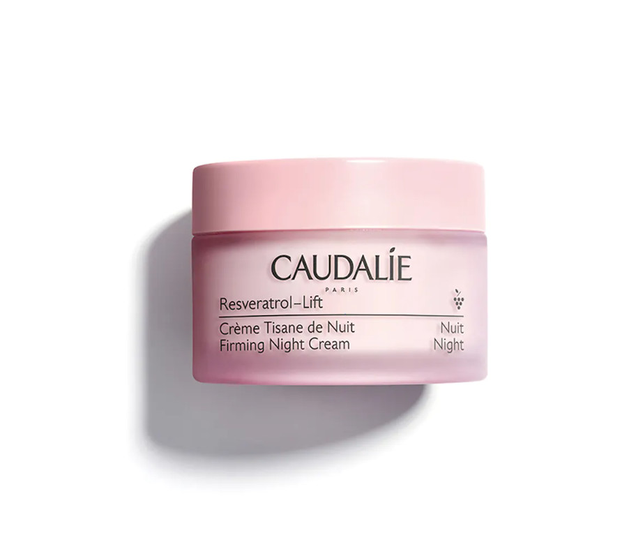 Tipo de piel : Todo tipo de pieles Necesita : Firmeza Ingredientes clave : Aceite de pepitas de uva, Escualeno de oliva, Péptidos, Resveratrol, Booster de Colágeno Vegano, Ácido hialurónico Textura : Crema Use : Por la noche, después del suero ¿Qué es? Una nueva patente presentada con booster de colágeno vegano aún más eficaz. Gracias a su asociación patentada de Resveratrol, ácido hialurónico y booster de colágeno vegano, la Crema Tisana de Noche antiarrugas reconfortante regenera la piel para estar bella al despertar: los rasgos están descansados y alisados, la piel está firme, el cutis está radiante. Compuesta en más de un 98% por ingredientes de origen natural y enriquecida con escualano de oliva, su textura de crema suave y untuosa nutre la piel y le proporciona una sensación de calma. Su complejo fitoaromático deja la piel delicadamente perfumada con notas de flores de manzanilla, agua de lavanda, hojas de naranja, tomillo rojo, salvia y menta fresca.