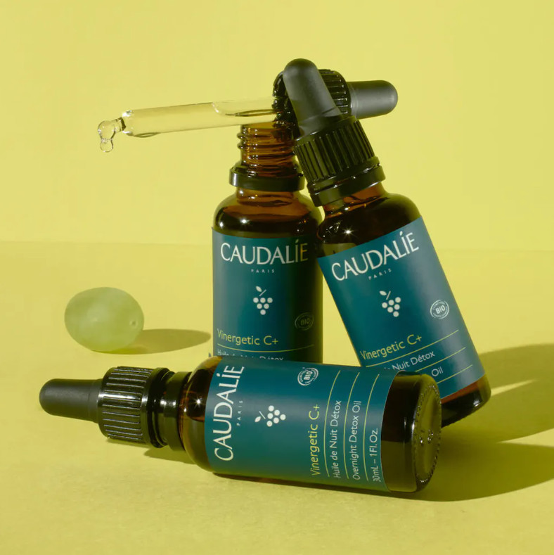 Tipo de piel : Todo tipo de pieles Necesita : anti-aging-dullness-environmental-aggressions Ingredientes clave : Aceite de pepitas de uva, Aceite de almendra dulce, Aceite esencial de neroli Textura : Aceite seco Use : Por la noche, solo o antes de tu crema ¿Qué es? El Aceite de Noche Detox ayuda a regenerar las pieles estresadas para lucir un cutis fresco al despertar. Contiene 5 aceites preciosos: aceite de pepitas de uva rico en Omega 6, aceite de rosa mosqueta, aceite de almendra dulce, aceites esenciales de neroli y de lavanda.