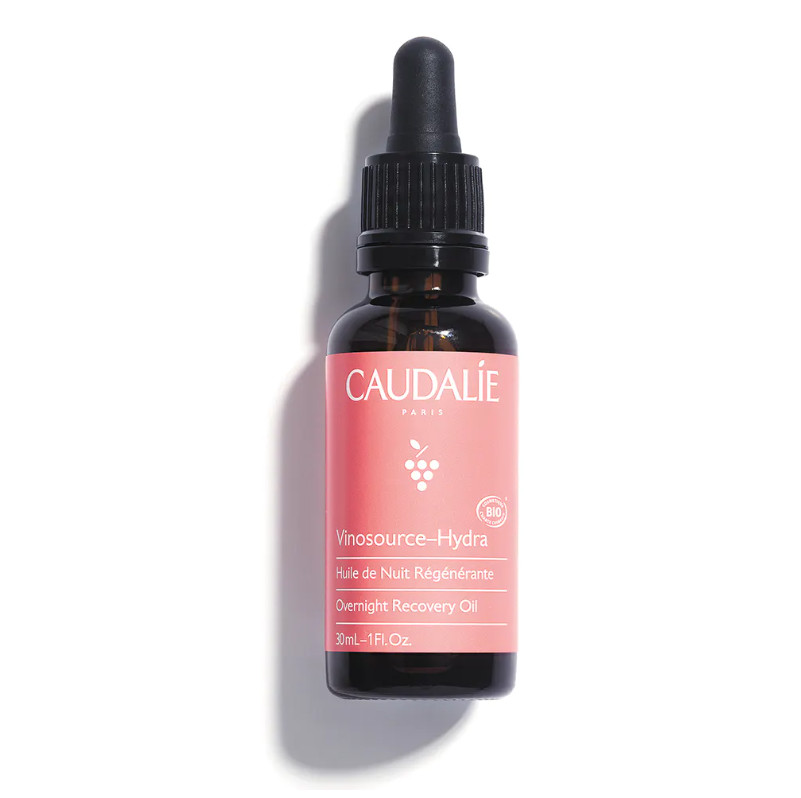 Tipo de piel : Piel seca Necesita : Hidratación & Pieles sensibles Ingredientes clave : Aceite de pepitas de uva, Aceite de jojoba, Aceite esencial de rosa Textura : Aceite seco Use : Noche ¿Qué es? El Aceite de Noche Regenerador actúa durante la noche para reparar la barrera cutánea, nutrir y calmar las pieles sensibles. Compuesto por 5 aceites vegetales y esenciales bio con propiedades regeneradoras, se fusiona con la piel para que esta esté más suave, más confortable y menos reactiva al despertar.