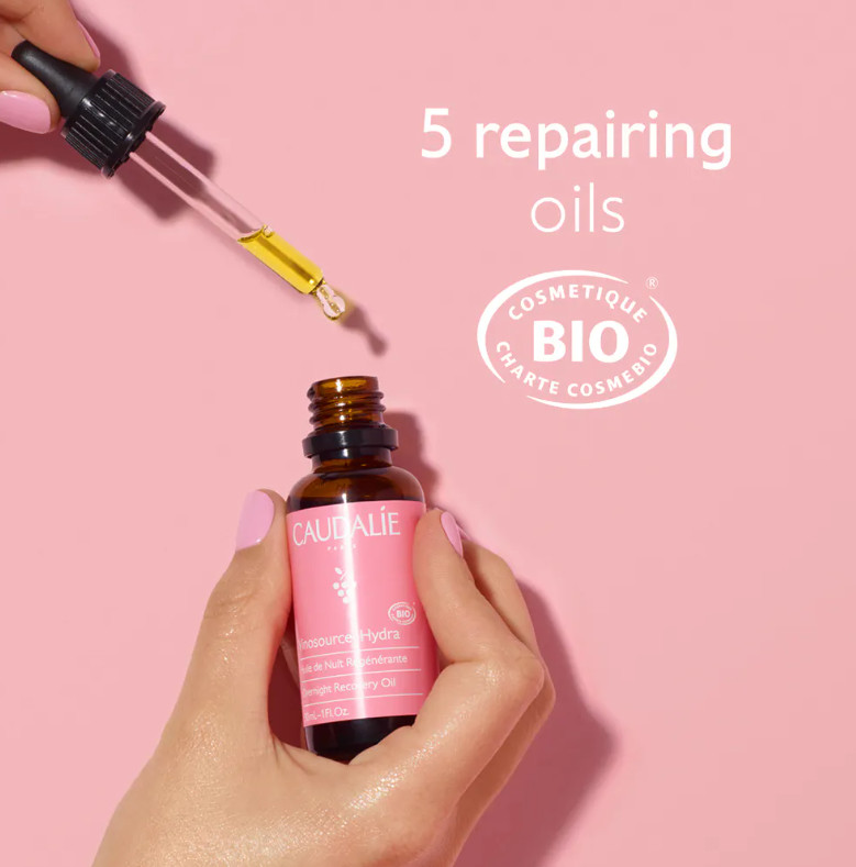 Tipo de piel : Piel seca Necesita : Hidratación & Pieles sensibles Ingredientes clave : Aceite de pepitas de uva, Aceite de jojoba, Aceite esencial de rosa Textura : Aceite seco Use : Noche ¿Qué es? El Aceite de Noche Regenerador actúa durante la noche para reparar la barrera cutánea, nutrir y calmar las pieles sensibles. Compuesto por 5 aceites vegetales y esenciales bio con propiedades regeneradoras, se fusiona con la piel para que esta esté más suave, más confortable y menos reactiva al despertar.