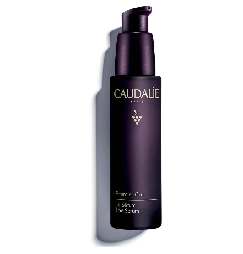 Tipo de piel : Todo tipo de pieles Necesita : Antiedad Global Ingredientes clave : Ácido hialurónico, Viniferina, TET8™ Patented Technology (Caudalie x Harvard Medical School) Textura : Sérum Use : Mañana y noche, antes de tu crema ¿Qué es? Gracias a su alta concentración en ácidos hialurónicos (peso molecular bajo y alto), el Sérum Premier Cru proporciona una hidratación inmediata e intensa a la piel. Este sérum está enriquecido con azúcares tensores que aportan un efecto inmediato visible al cabo de 3 minutos y que dura hasta 6 horas.