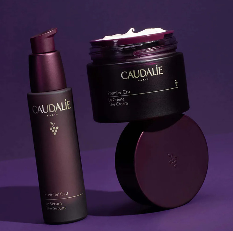 Tipo de piel : Todo tipo de pieles Necesita : Antiedad Global Ingredientes clave : Ácido hialurónico, Viniferina, TET8™ Patented Technology (Caudalie x Harvard Medical School) Textura : Sérum Use : Mañana y noche, antes de tu crema ¿Qué es? Gracias a su alta concentración en ácidos hialurónicos (peso molecular bajo y alto), el Sérum Premier Cru proporciona una hidratación inmediata e intensa a la piel. Este sérum está enriquecido con azúcares tensores que aportan un efecto inmediato visible al cabo de 3 minutos y que dura hasta 6 horas.