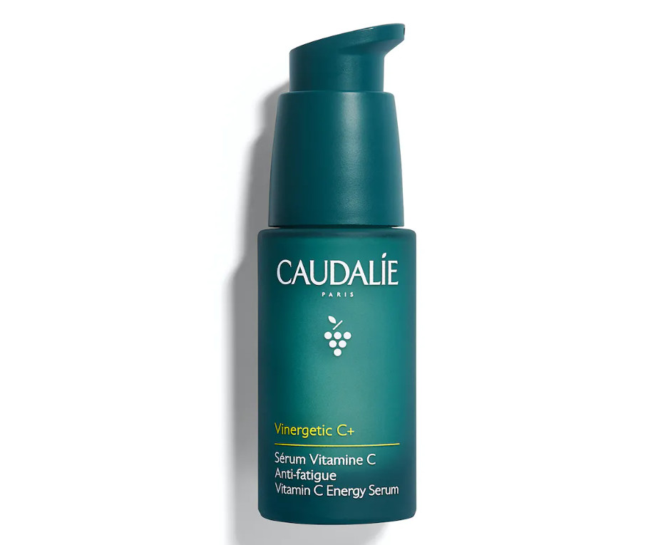 Tipo de piel : Todo tipo de pieles Necesita : Hidratación & Pieles sensibles Ingredientes clave : Ácido hialurónico, Agua de uva bio, Polifenoles Textura : Sérum fluido Use : Mañana y noche, antes de tu crema ¿Qué es? El Sérum Hialurónico S.O.S Vinosource–Hydra capta el agua intensamente y la difunde de manera continua durante todo el día. Restablece el equilibrio hídrico de la epidermis para que la piel esté repleta de agua y calmada, flexible y suave.