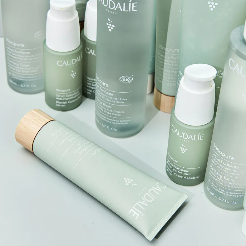 CAUDALIE Mascarilla Purificante Vinopure  Tipo de piel : Pieles con tendencia acneica Necesita : Imperfecciones, poros dilatados, puntos negros, piel grasa Ingredientes clave : Arcilla verde, Zinc Textura : Mascarilla de arcilla Use : Una vez por semana, dejarla aplicada entre 5 y 10 minutos. Ideal para la zona T ¿Qué es? La Mascarilla Purificante Vinopure reduce las imperfecciones, los poros dilatados, los puntos negros y los brillos, y deja la piel matificada y nítida.