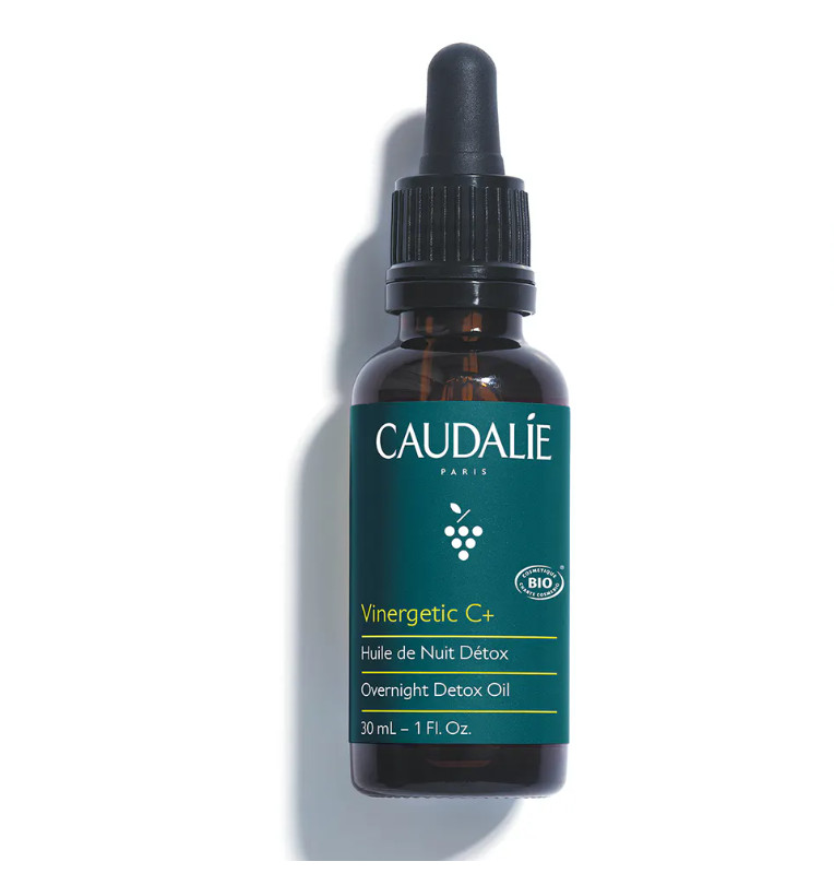 CAUDALIE Aceite de Noche Detox Vinergetic C+ Tipo de piel : Todo tipo de pieles Necesita : anti-aging-dullness-environmental-aggressions Ingredientes clave : Aceite de pepitas de uva, Aceite de almendra dulce, Aceite esencial de neroli Textura : Aceite seco Use : Por la noche, solo o antes de tu crema ¿Qué es? El Aceite de Noche Detox ayuda a regenerar las pieles estresadas para lucir un cutis fresco al despertar. Contiene 5 aceites preciosos: aceite de pepitas de uva rico en Omega 6, aceite de rosa mosqueta, aceite de almendra dulce, aceites esenciales de neroli y de lavanda.