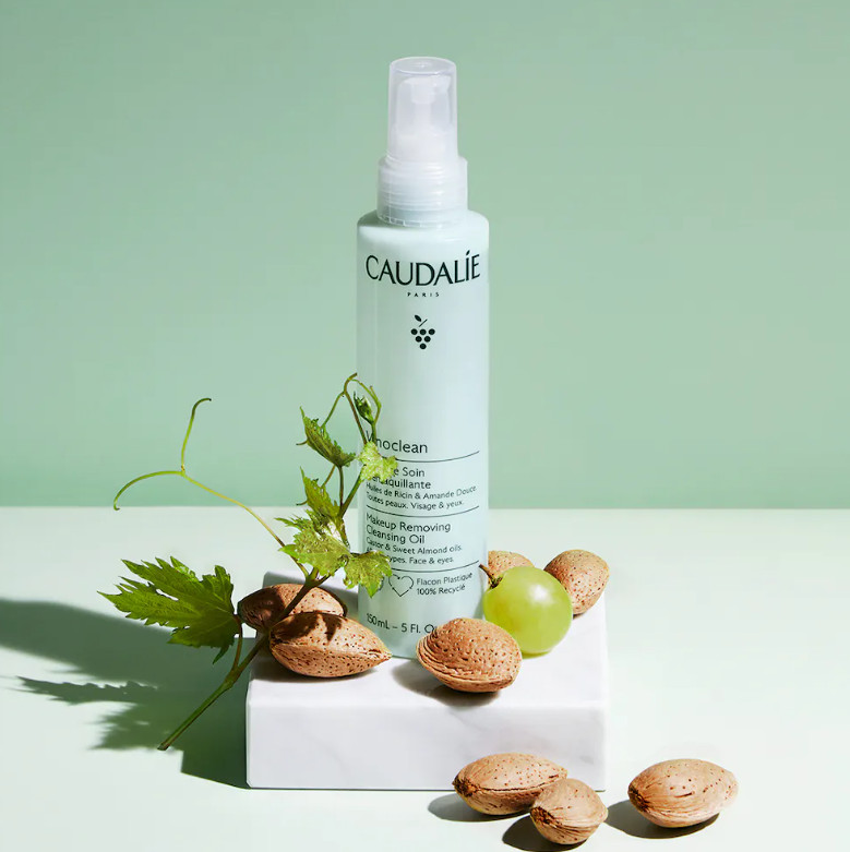 CAUDALIE Aceite Tratante Desmaquillante Vinoclean Tipo de piel : Todo tipo de pieles Necesita : Desmaquillado & Limpieza Ingredientes clave : Aceite de pepitas de uva, Aceite de almendra dulce, Aceite de ricino Textura : Aceite lácteo Use : Mañana y tarde, todos los días ¿Qué es? El Aceite Tratante Desmaquillante es una mezcla de aceites vegetales nutritivos de origen 100% natural. Eficaz con todo tipo de maquillajes, incluso waterproof, su fórmula clean y vegana desmaquilla el rostro, los ojos y los labios con suavidad.