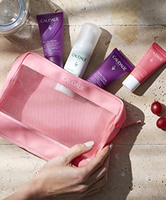 CAUDALIE Neceser Los Esenciales de Caudalie  Tipo de piel : Todo tipo de pieles Necesita : Hidratación & Pieles sensibles Ingredientes clave : Ácido hialurónico, Uvas , Almizcle blanco Use : Mañana y tarde, todos los días ¿Qué es?  Descubre nuestro neceser de verano: ¡Los Esenciales de Caudalie! Esta nueva edición limitada contiene 4 productos imprescindibles en formato de viaje en un bonito neceser que te hará ver la vida en rosa...  ¡Descubre nuestros tratamientos de culto para rostro y cuerpo! Regala a tu piel una limpieza suave y una hidratación intensa. El Neceser Los Esenciales de Caudalie contiene: una Espuma Limpiadora Fleur de Vigne Vinoclean 50 mL, un Gelcream de Agua de Uva Vinosource-Hydra 15 mL, un Gel de Ducha Thé des Vignes 30 mL y un Tratamiento Corporal Nutritivo Hialurónico Thé des Vignes 30 mL.