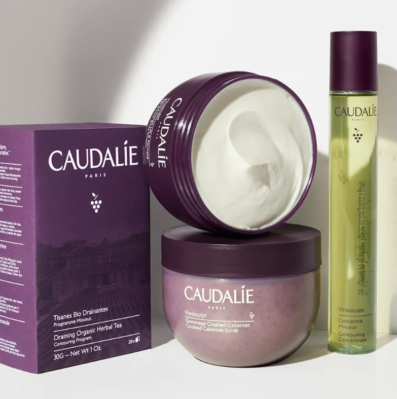 CAUDALIE Bálsamo corporal lifting & firmeza Vinosculpt Vinosculpt Tipo de piel : Cuerpo Necesita : Esbeltez Ingredientes clave : Aceite de pepitas de uva, Manteca de karité ecológica, Polifenoles, Extracto de iris  Textura : Bálsamo Use : Mañana y tarde, todos los días ¿Qué es? El Bálsamo Corporal Lifting & Firmeza Vinosculpt trata las 4 zonas clave de tu cuerpo: brazos, busto, vientre y glúteos, para que tengas una piel más firme al cabo del primer mes de utilización. La piel está como estirada, más tonificada y visiblemente más firme.
