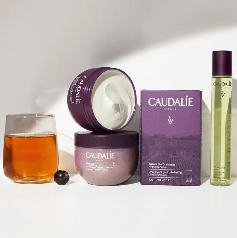 CAUDALIE Exfoliante Crushed Cabernet Vinosculpt Tipo de piel : Cuerpo Necesita : Esbeltez Ingredientes clave : Aceite de pepitas de uva, Miel Textura : Exfoliante con gránulos Use : dos veces a la semana ¿Qué es? Tratamiento emblemático del Spa Vinothérapie™, el Exfoliante Crushed Cabernet Vinosculpt elimina con suavidad las células muertas, reduce las irregularidades de la piel y la nutre, produciendo un efecto "piel nueva" inmediato. La piel queda lisa, suave, preparada para recibir los demás tratamientos del Programa Firmeza.