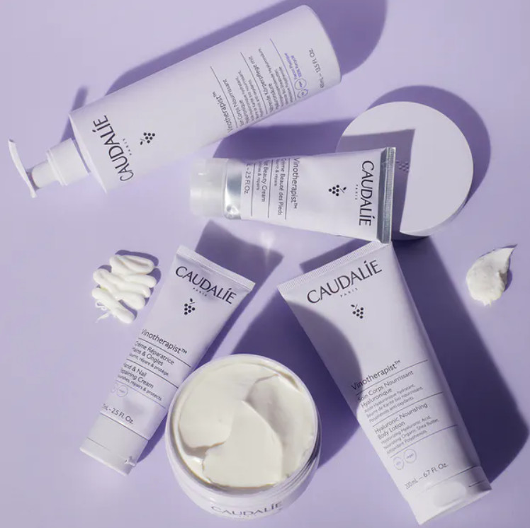 CAUDALIE Crema Belleza de los Pies Vinotherapist™ Tipo de piel : Pieles secas o muy secas Necesita : Pieles secas o muy secas Ingredientes clave : Aceite de pepitas de uva, Manteca de karité ecológica, Extracto de vid roja Textura : Crema rica Use : Mañana y tarde, todos los días ¿Qué es? La Crema de Pies Vinotherapist™ nutre y repara los pies secos e incluso agrietados. Reduce la sensación de tirantez y las asperezas para conseguir una piel más suave y flexible.