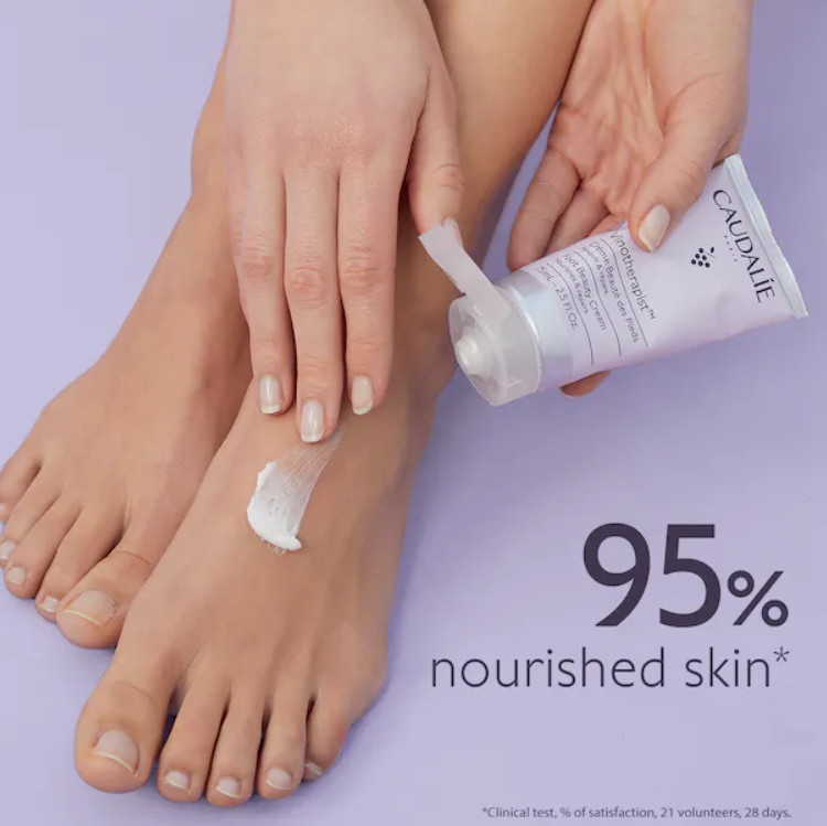 CAUDALIE Crema Belleza de los Pies Vinotherapist™  Tipo de piel : Pieles secas o muy secas Necesita : Pieles secas o muy secas Ingredientes clave : Aceite de pepitas de uva, Manteca de karité ecológica, Extracto de vid roja Textura : Crema rica Use : Mañana y tarde, todos los días ¿Qué es? La Crema de Pies Vinotherapist™ nutre y repara los pies secos e incluso agrietados. Reduce la sensación de tirantez y las asperezas para conseguir una piel más suave y flexible.