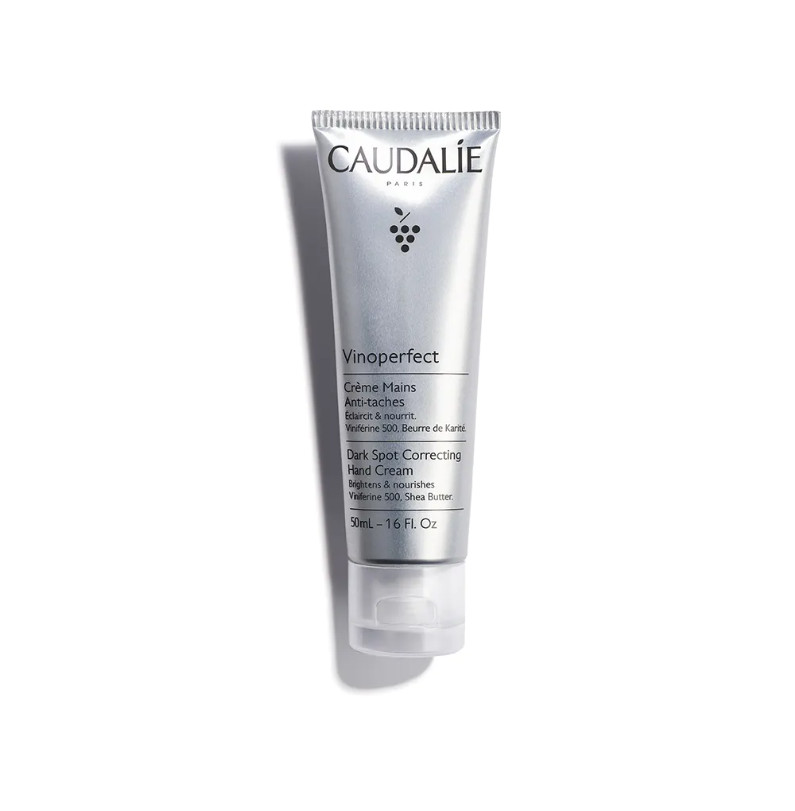 CAUDALIE Crema Antimanchas para Manos Vinoperfect Tipo de piel : Manos Necesita : Antimanchas Ingredientes clave : Peonía blanca, Aceite de aguacate, Viniferina Textura : Crema Use : Día y noche ¿Qué es? Creada específicamente para las manos, la Crema Antimanchas para Manos Vinoperfect difumina visiblemente las manchas oscuras, previene su aparición y nutre las manos sin dejar un acabado graso. Su textura de crema a la vez fina y untuosa envuelve la piel en una sensación de confort total.