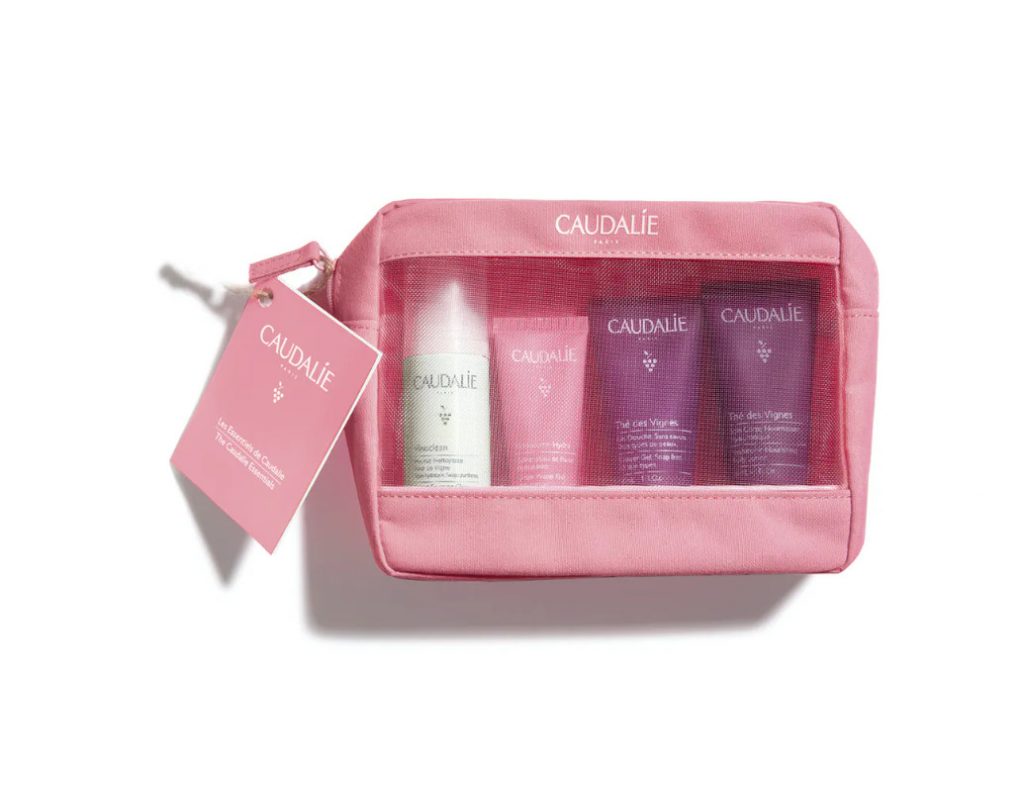 CAUDALIE Neceser Los Esenciales de Caudalie Tipo de piel : Todo tipo de pieles Necesita : Hidratación & Pieles sensibles Ingredientes clave : Ácido hialurónico, Uvas , Almizcle blanco Use : Mañana y tarde, todos los días ¿Qué es? Descubre nuestro neceser de verano: ¡Los Esenciales de Caudalie! Esta nueva edición limitada contiene 4 productos imprescindibles en formato de viaje en un bonito neceser que te hará ver la vida en rosa... ¡Descubre nuestros tratamientos de culto para rostro y cuerpo! Regala a tu piel una limpieza suave y una hidratación intensa. El Neceser Los Esenciales de Caudalie contiene: una Espuma Limpiadora Fleur de Vigne Vinoclean 50 mL, un Gelcream de Agua de Uva Vinosource-Hydra 15 mL, un Gel de Ducha Thé des Vignes 30 mL y un Tratamiento Corporal Nutritivo Hialurónico Thé des Vignes 30 mL.