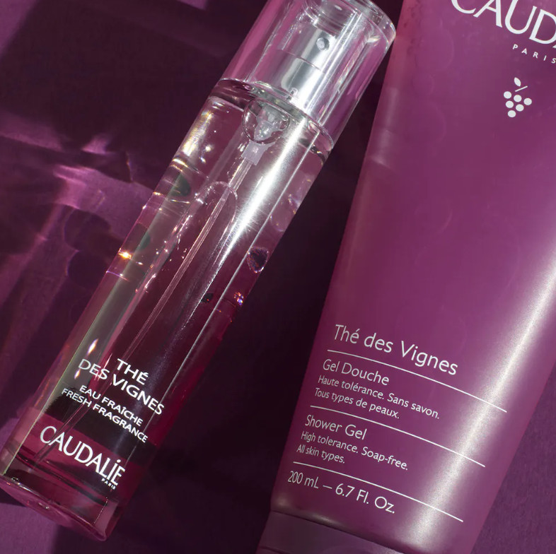 CAUDALIE Gel de Ducha Thé des Vignes  Tipo de piel : Todo tipo de pieles Necesita : Baño & Ducha Ingredientes clave : Almizcle blanco, Jengibre, Neroli Textura : Gelatina Use : Mañana y tarde, todos los días ¿Qué es? Sin jabón y de alta tolerancia, el Gel de Ducha Thé des Vignes limpia con suavidad. Deja la piel delicadamente perfumada con la fragancia icónica Thé des Vignes, con notas de almizcle blanco, neroli y jengibre.
