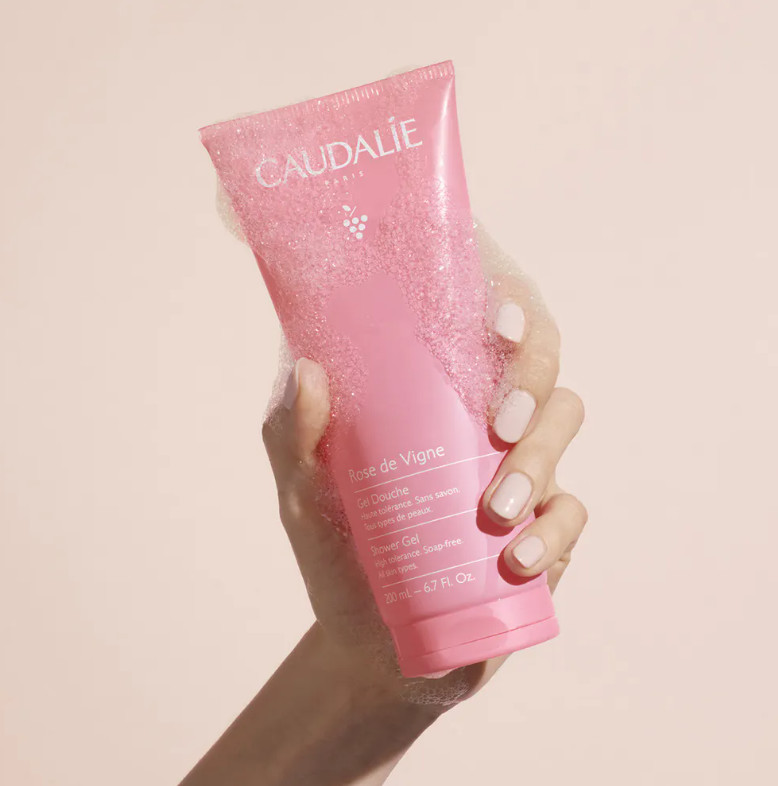 CAUDALIE Gel de Ducha Rose de Vigne Tipo de piel : Todo tipo de pieles Ingredientes clave : Ruibarbo, Rosa, Almizcle blanco Textura : Gelatina Use : Mañana y tarde, todos los días ¿Qué es? Sin jabón y de alta tolerancia, el Gel de Ducha Rose de Vigne limpia suavemente la piel y la deja delicadamente perfumada con notas florales de rosa, ruibarbo y almizcle.