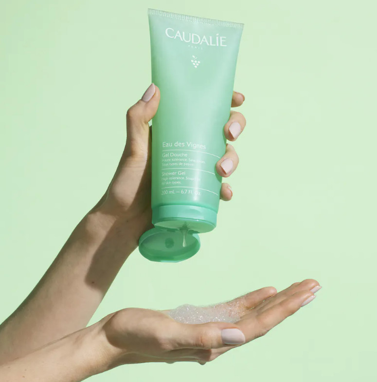 CAUDALIE Gel de Ducha Eau des Vignes  Tipo de piel : Todo tipo de pieles Necesita : Baño & Ducha Ingredientes clave : Almizcle blanco, Bergamota, Iris Textura : Gelatina Use : Mañana y tarde, todos los días ¿Qué es? Sin jabón y de alta tolerancia, el Gel de Ducha Eau des Vignes limpia suavemente la piel y la deja delicadamente perfumada con notas chispeantes de bergamota, iris y almizcle blanco.