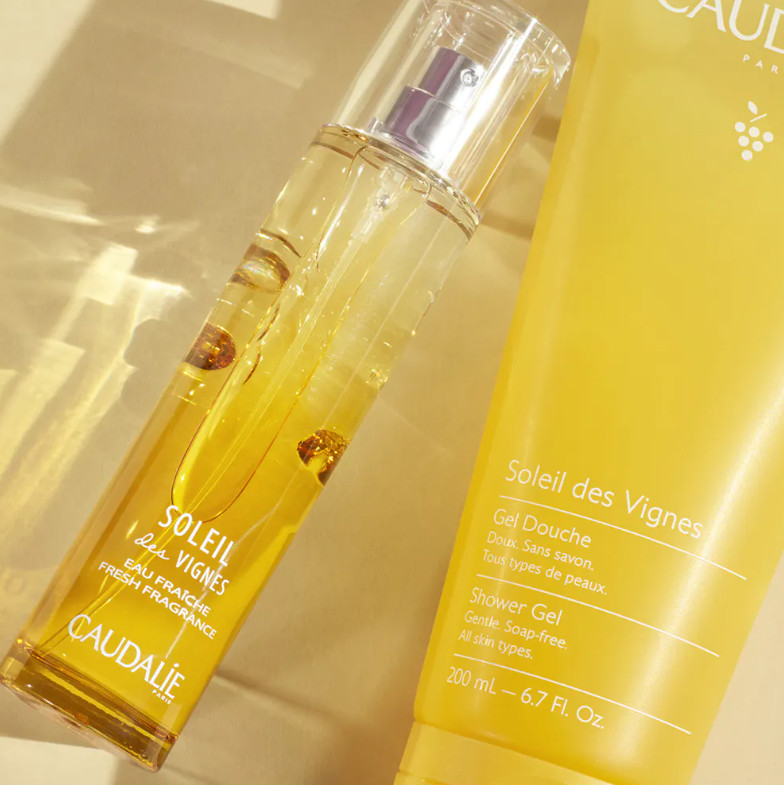 CAUDALIE Gel de Ducha Soleil des Vignes Tipo de piel : Todo tipo de pieles Necesita : Baño & Ducha Ingredientes clave : Coco, Jazmín, Azahar Textura : Gelatina Use : Mañana y tarde, todos los días ¿Qué es? Sin jabón, el Gel de Ducha Soleil des Vignes limpia suavemente la piel y la deja delicadamente perfumada con las notas soleadas del azahar, el jazmín y el coco.