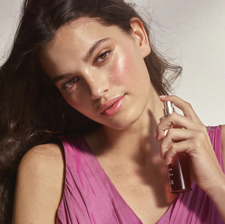 CAUDALIE Agua Fresca Thé des Vignes  Tipo de piel : Todo tipo de pieles Necesita : Perfume Ingredientes clave : Almizcle blanco, Jengibre, Neroli Textura : Agua Use : En cualquier momento del día ¿Qué es? El Agua Fresca Thé des Vignes es un agua perfumada especialmente suave y sensual. Su estela evoca las notas voluptuosas de almizcle blanco, de neroli y de jengibre, en una infusión de azahar y de jazmín. Ese instante tan sensual, antes de que caiga la noche, en el que los rayos del sol salpican la vid con una infusión suave y almizcleña.