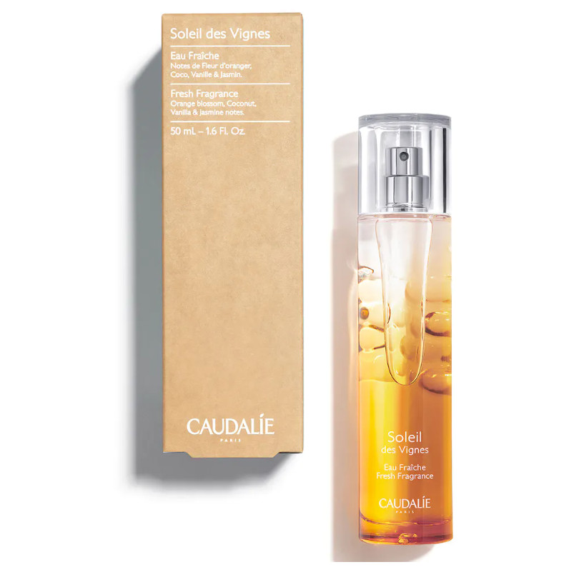 CAUDALIE Agua Fresca Soleil des Vignes Tipo de piel : Todo tipo de pieles Necesita : Perfume Ingredientes clave : Azahar, Jazmín, Coco Textura : Agua Use : En cualquier momento del día ¿Qué es? El Agua Fresca Soleil des Vignes es un agua perfumada particularmente cálida. Su soleada fragancia revela notas de coco, azahar, jazmín y vainilla. ¡El recuerdo del verano durante todo el año!
