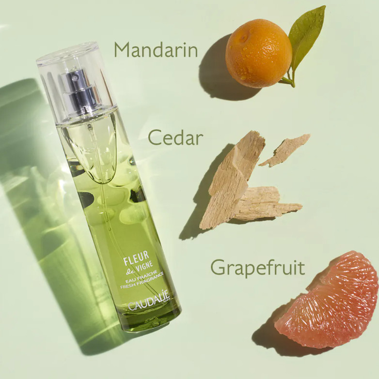 CAUDALIE Agua Fresca Fleur de Vigne  Tipo de piel : Todo tipo de pieles Necesita : Perfume Ingredientes clave : Pomelo, Mandarina, Cedro Textura : Agua Use : En cualquier momento del día ¿Qué es? El Agua Fresca Fleur de Vigne es un agua perfumada fresca y ligera con notas revitalizantes de pomelo, mandarina y cedro. Su estela evoca la floración matinal de esta efímera flor con su delicada fragancia. Una flor esperada, deseada y celebrada como promesa de una cosecha extraordinaria.