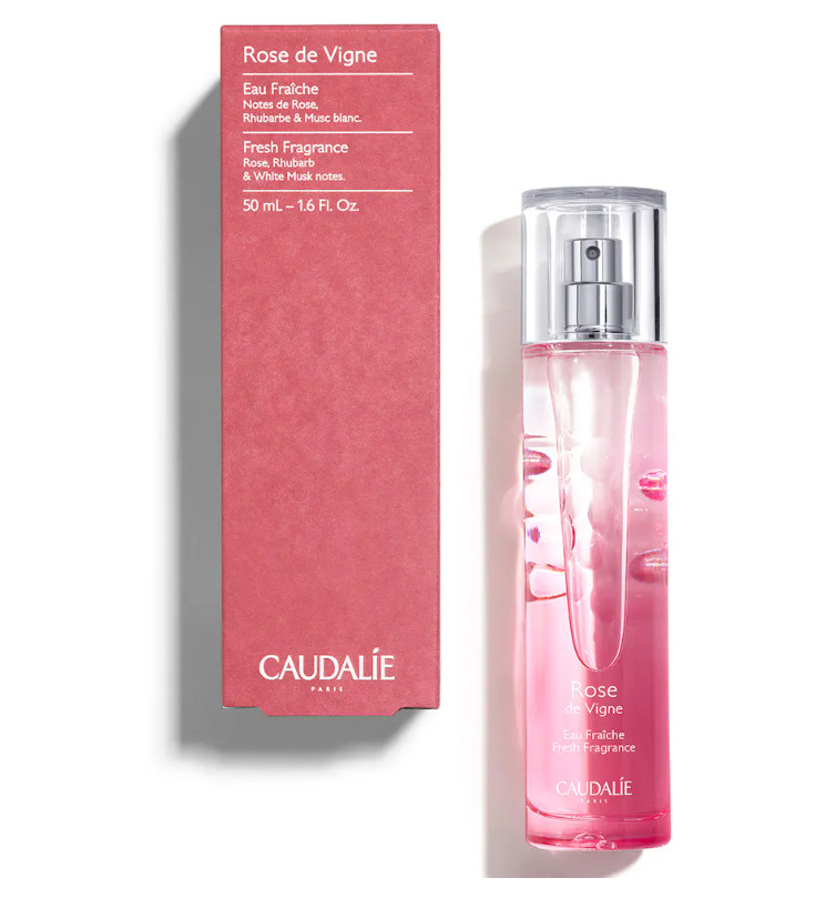CAUDALIE Agua Fresca Rose de Vigne Tipo de piel : Todo tipo de pieles Necesita : Perfume Ingredientes clave : Ruibarbo, Rosa, Almizcle blanco Textura : Agua Use : En cualquier momento del día ¿Qué es? El Agua Fresca Rose de Vigne es un agua perfumada particularmente suave y romántica. Su estela evoca las notas florales y el frescor vegetal de la rosa de la vid a primera hora de la mañana, cuya fragancia se mezcla con las notas ácidas del ruibarbo.