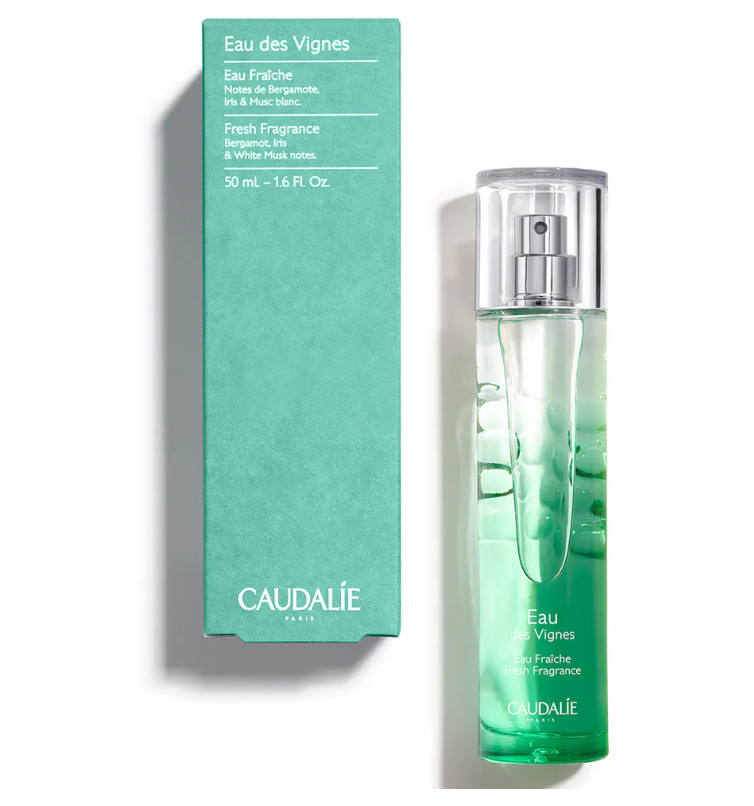 CAUDALIE Agua Fresca Eau des Vignes Tipo de piel : Todo tipo de pieles Necesita : Perfume Ingredientes clave : Almizcle blanco, Bergamota, Iris Textura : Agua Use : En cualquier momento del día ¿Qué es? El Agua Fresca Eau des Vignes es un agua perfumada con carácter. Su estela transporta hasta un jardín de verano entre viñedos donde la bergamota chispeante se mezcla con la elegancia del lirio y la sensualidad del almizcle blanco.