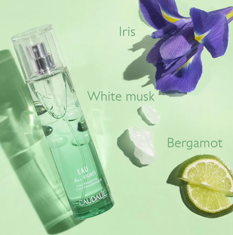 CAUDALIE Agua Fresca Eau des Vignes  Tipo de piel : Todo tipo de pieles Necesita : Perfume Ingredientes clave : Almizcle blanco, Bergamota, Iris Textura : Agua Use : En cualquier momento del día ¿Qué es? El Agua Fresca Eau des Vignes es un agua perfumada con carácter. Su estela transporta hasta un jardín de verano entre viñedos donde la bergamota chispeante se mezcla con la elegancia del lirio y la sensualidad del almizcle blanco.