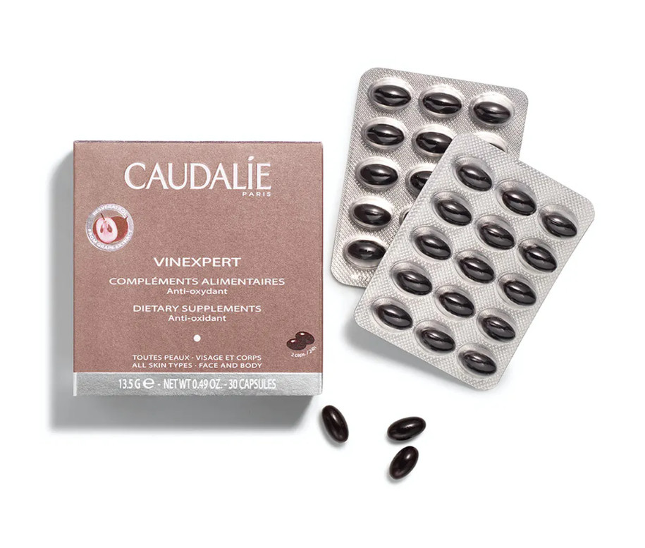 CAUDALIE VINEXPERT COMPLEMENTOS ALIMENTICIOS DESCRIPCIÓN La juventud desde dentro: estas cápsulas actúan en el corazón de la dermis con resultados excepcionales visibles al cabo de unas semanas: arrugas atenuadas, piel más firme, mejor hidratada y protegida eficazmente contra los radicales libres. Para las pieles desvitalizadas, fatigadas, sin resplandor, con arrugas y arruguitas, y con sequedad cutánea. Tomar entre las comidas durante todo el año o en cura de tres meses, 2 cápsulas al día.