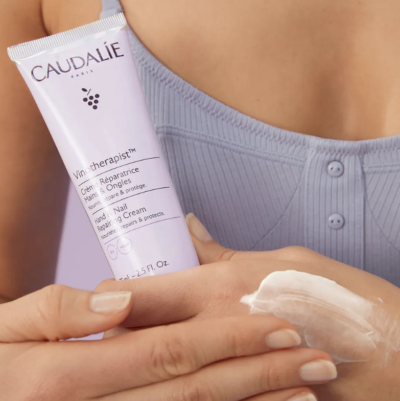CAUDALIE Crema Reparadora para Manos y Uñas Vinotherapist™  Tipo de piel : Piel seca Necesita : Pieles secas o muy secas Ingredientes clave : Aceite de pepitas de uva, Manteca de karité ecológica, Polifenoles Textura : Crema Use : Tan a menudo como sea necesario ¿Qué es? La Crema Reparadora de Manos y Uñas Vinotherapist™ nutre y repara las manos secas sin efecto graso, a la vez que las protege de la deshidratación y de las agresiones externas. Alivia la sensación de tirantez, suaviza la piel y fortalece las uñas y las cutículas.
